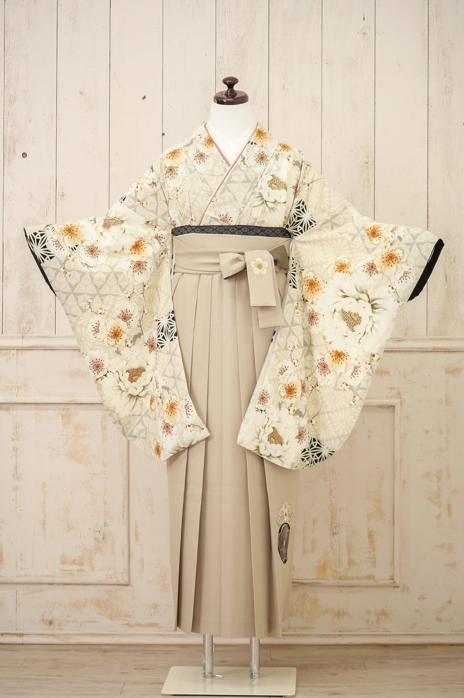 KR-137/JAPAN STYLE×中村里砂 グレージュ牡丹八重桜 卒業袴